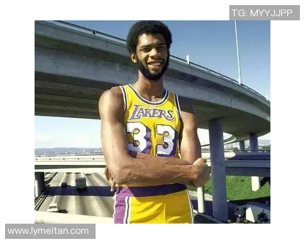 传奇中锋卡里姆阿布杜尔贾巴尔的篮球生涯与精神力量探索