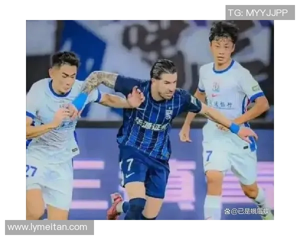 上海海港与武汉三镇激战正酣谁能在这场对决中笑到最后